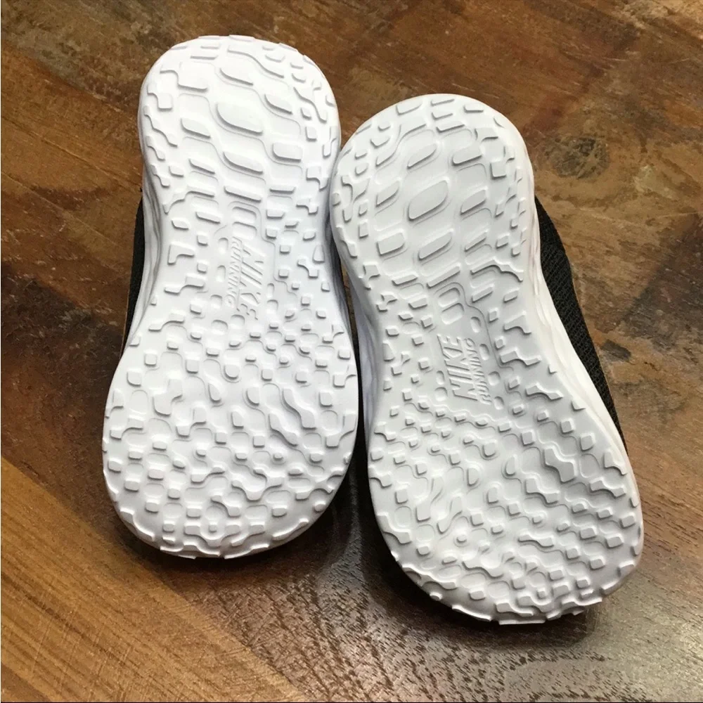 NIB Nike Revolution 6